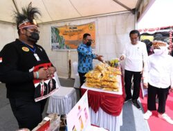 Presiden Jokowi Serahkan NIB bagi Pelaku UMKM di Tanah Papua
