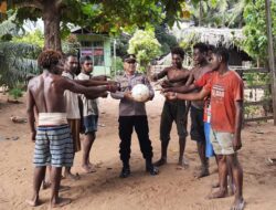 Bertemu Warga Dusun, Polisi Ini Tunjukkan Keakraban