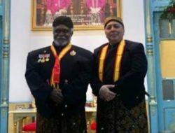 Wagub  Paskalis Imadawa Terima Gelar Bangsawan Dari Raja Jawa